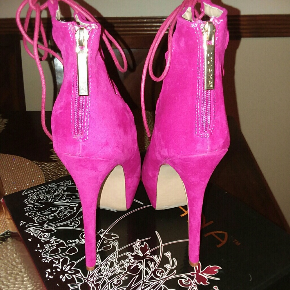 Shoes - Picture 3 of 6